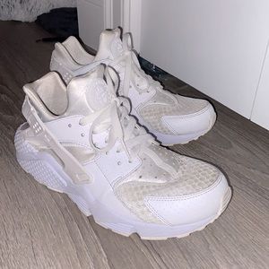 white nike haurachie